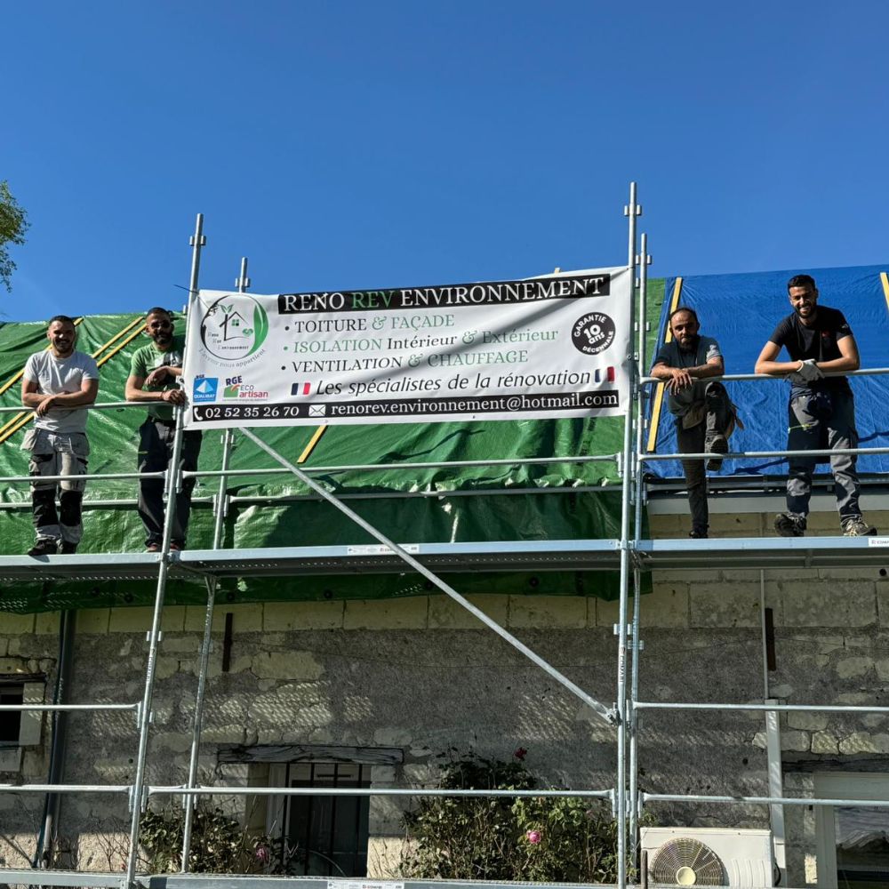 Rénovation Maison - Rénovation Énergétique - Équipe sur une échafaudage - Toiture