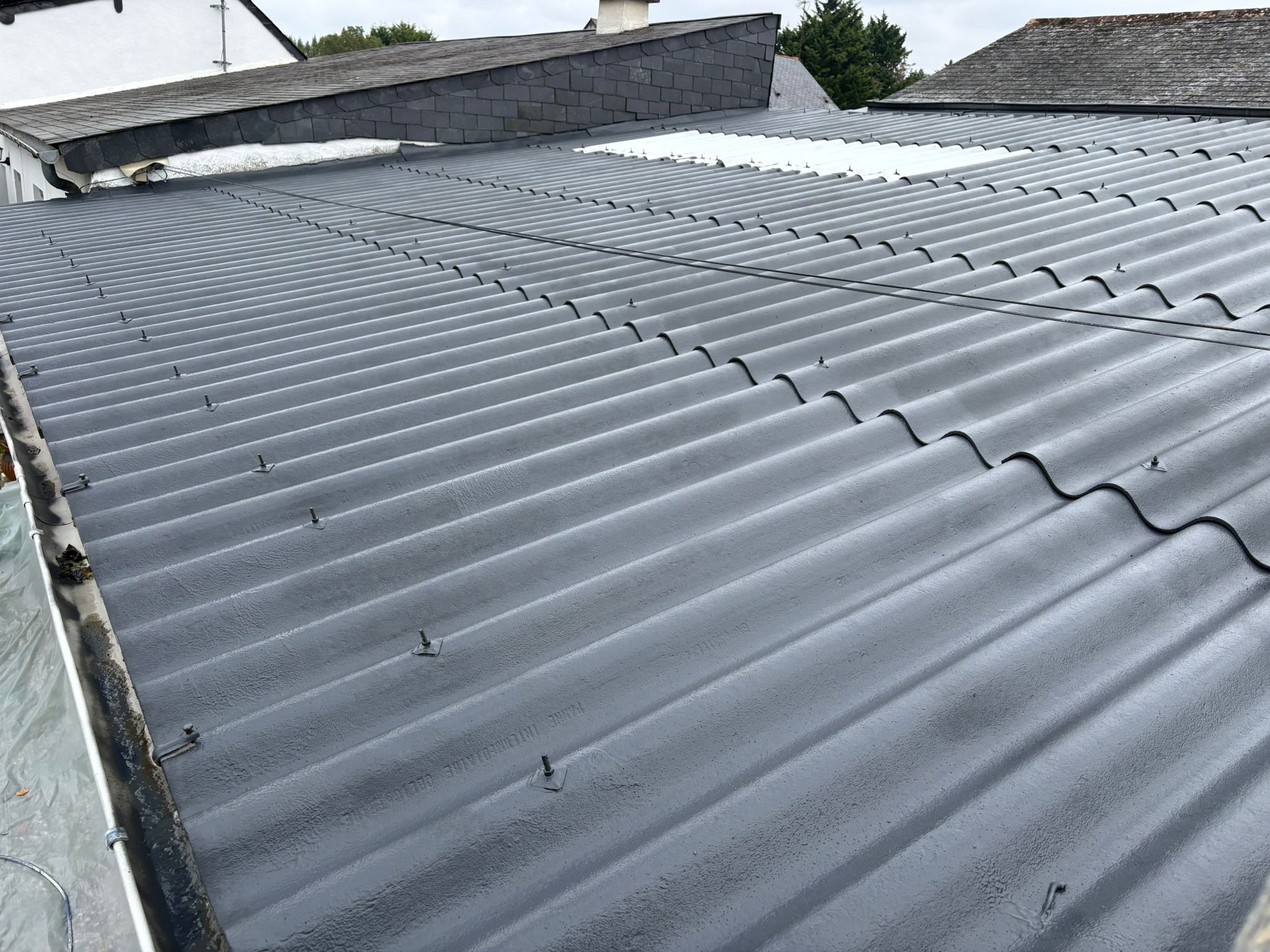 Nettoyage et peinture d'une toiture en tôle de fibro